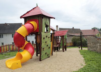 Spielgerät Robinie - Spielturm Triburi mit Rutsche in Apolda von Holz Beck